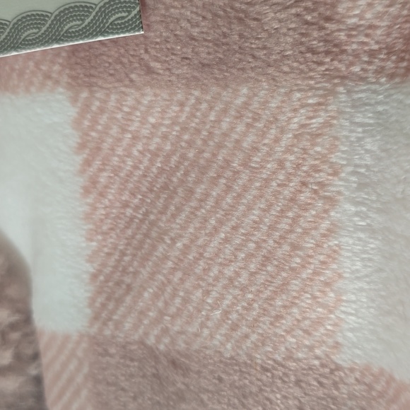 MIXIT BRAND WOMEN'S PINK & WHITE FAUX FUR TRAVEL WRAP SHAWL & EYEMASK SET - Picture 7 of 9